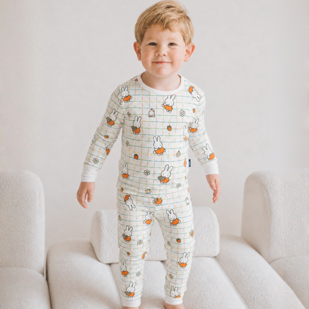 Παιδί που φοράει το παιδικό σετ πιτζάμας Miffy Checkered Bloom από μπαμπού