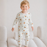 Παιδί που φοράει το παιδικό σετ πιτζάμας Miffy Checkered Bloom από μπαμπού