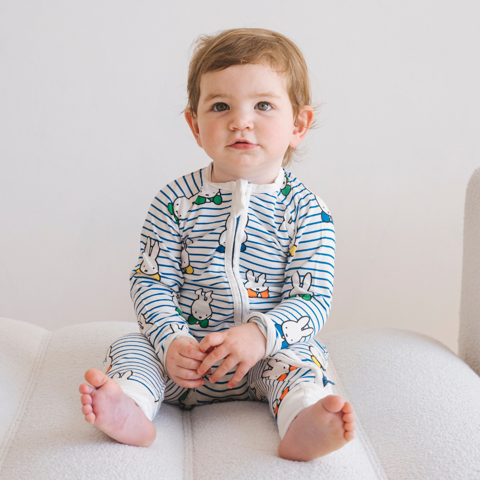 Μωρό που φοράει το ZIPSTER x Miffy Peek-a-Boo Blue φορμάκι από μπαμπού