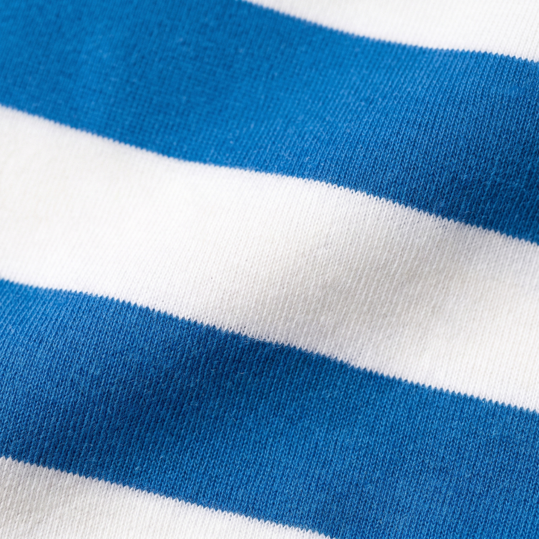 Κοντινό πλάνο του απαλού υφάσματος από μπαμπού του παιδικού T-shirt με ρίγες και λαιμόκοψη τύπου «ringer» Miffy της σειράς «Move»