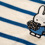 Λεπτομέρεια σχεδιασμού στο Miffy ριγέ μπλουζάκι θηλασμού με κρυφά φερμουάρ θηλασμού
