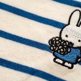 Λεπτομέρεια σχεδιασμού στο Miffy ριγέ μπλουζάκι θηλασμού με κρυφά φερμουάρ θηλασμού